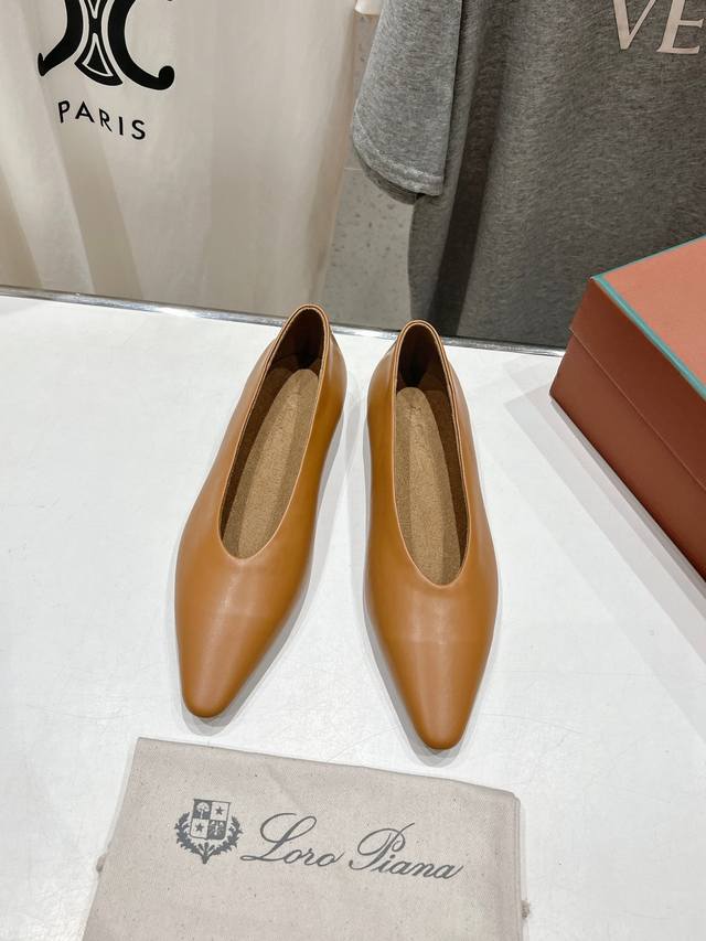 高版本出厂 皮面款 Loro Piana* Lp新款玛丽珍单鞋经典乐福鞋 奶奶鞋 简约时尚 脚感超级舒适 一天可以暴走两万步的鞋子 超级百搭款！ 鞋面采用全方位